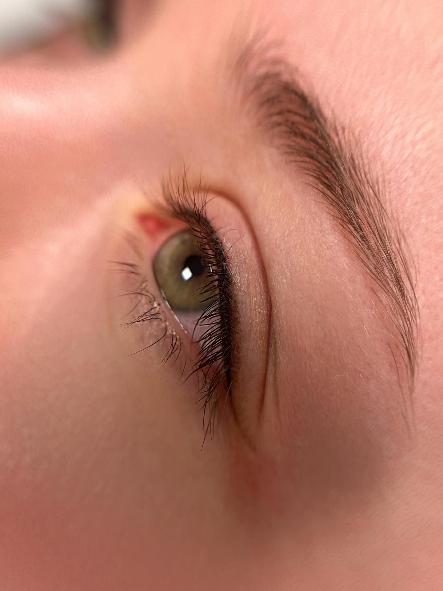 Silmienrajaus + pieni cat-eye efekti varjostuksella